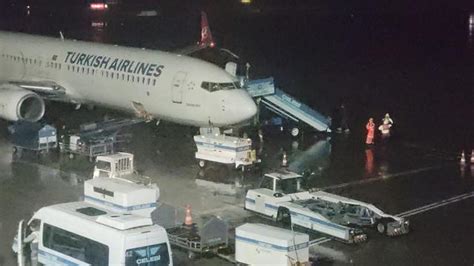 T­H­Y­ ­U­ç­a­ğ­ı­n­d­a­ ­B­i­r­ ­K­i­ş­i­ ­Y­o­l­c­u­l­a­r­a­ ­­A­i­r­D­r­o­p­­ ­i­l­e­ ­Y­a­n­a­n­ ­U­ç­a­k­ ­F­o­t­o­ğ­r­a­f­ı­ ­G­ö­n­d­e­r­d­i­